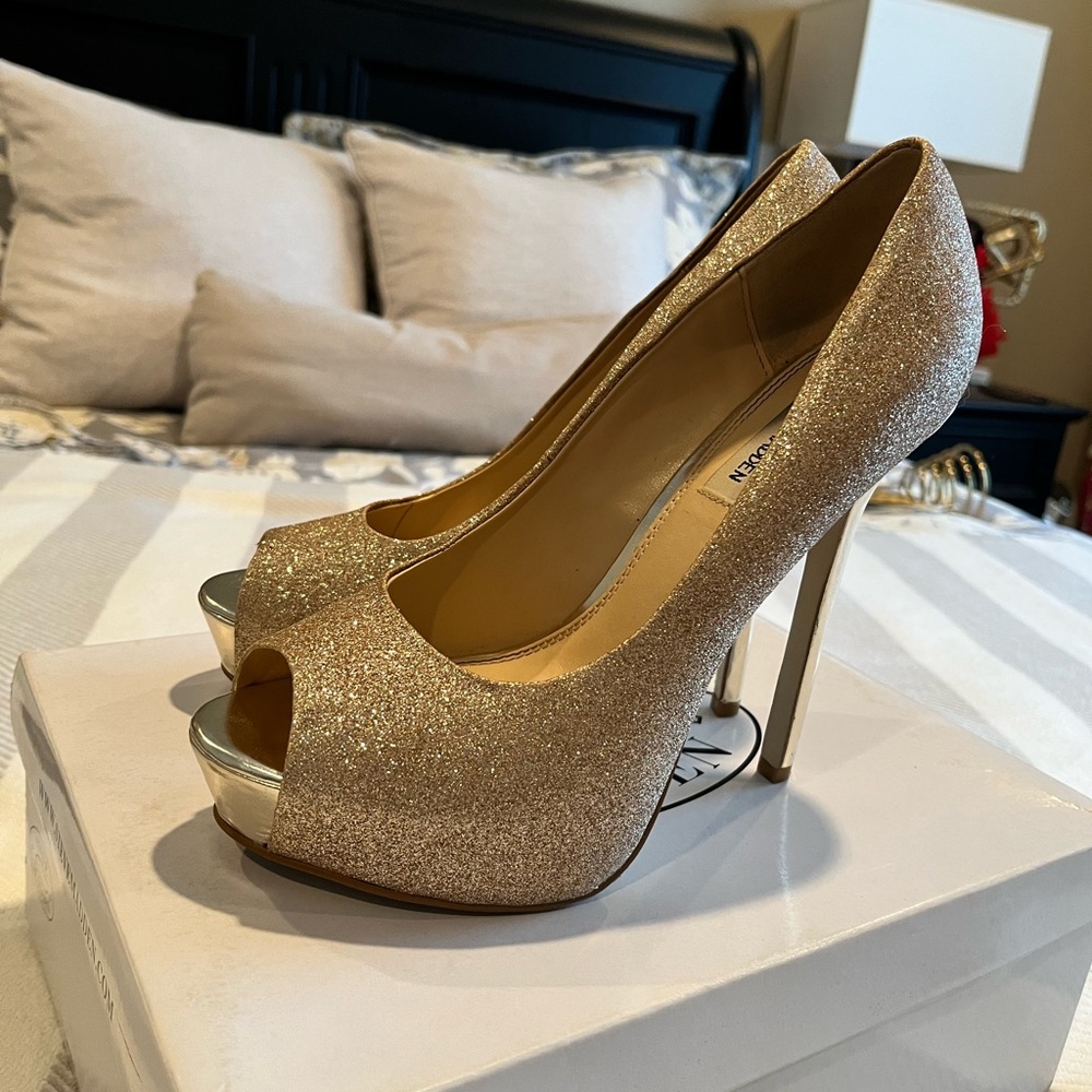 Steve Madden “Scandall Gold Glitter” platform pumps